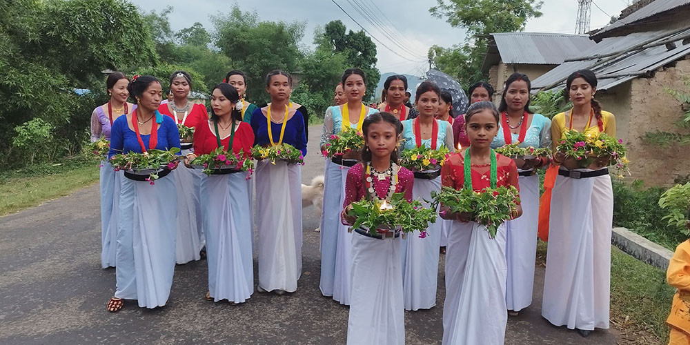 थारु युवतीहरु पूजा गर्न जाँदै